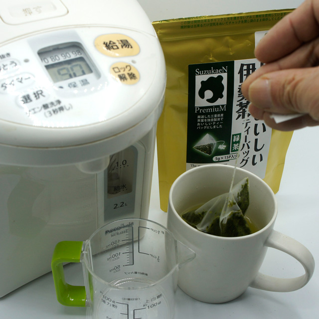 ④抽出して、ティーバッグを取り出す